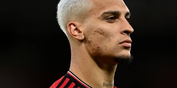 安东尼联手贝蒂斯“杀价”！要求租借回西甲，曼联不接受就砸手里